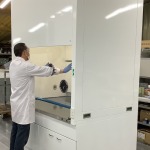 【特注】グローブレスポート付きドラフトチャンバーを出荷しました。